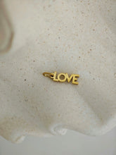 Love Stacked Charm mit vertikalem LOVE-Schriftzug aus vergoldetem Edelstahl